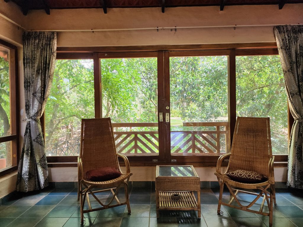 ebony room inside pic3